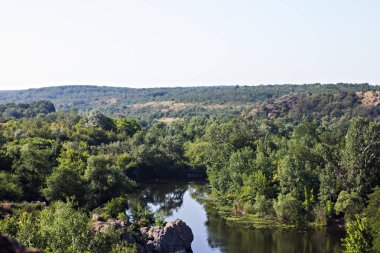 Güney Bug Nehri manzarası ile ünlü hızlı kırmızı kapı veya Integral Migeya, Ukrayna.