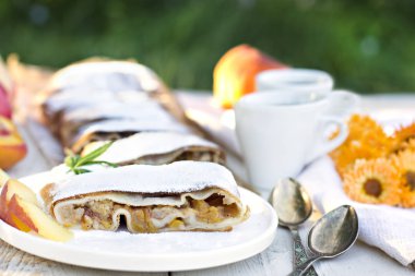 Şeftali ve elma ile Strudel