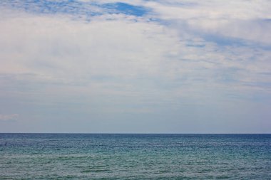 Yaz deniz manzarası. Deniz, dalgalar ve güzel gökyüzü