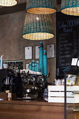 Mayıs-2018, Kiev, Ukrayna. Bir kahve makinesinin şık kahve evin içinde. Sayaç coffee House Bar. .