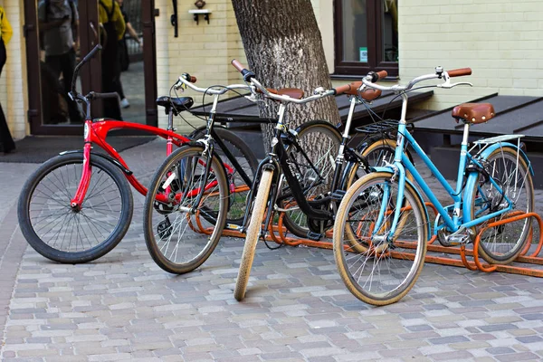 Μπορεί 2018 Κίεβο Ουκρανία Ποδήλατα Είναι Σταθμευμένα Κοντά Στο Καφενείο — Φωτογραφία Αρχείου