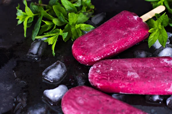 Berry dondurma. Siyah frenk üzümü, böğürtlen, ahududu dondurma. Ahududu ve özel formlarla pişmiş kuş üzümü, ev yapımı. 
