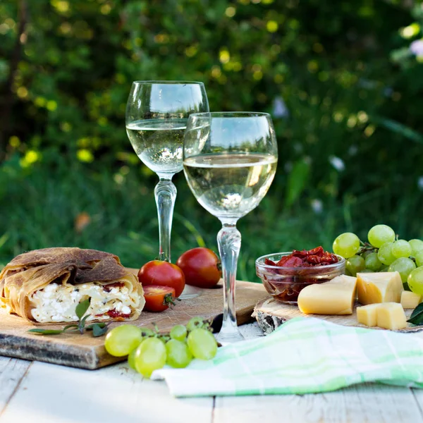 White Wine Light Snacks Grapes Wine Cheese Pie Summer Romantic — Stock Photo, Image