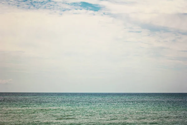 Καλοκαίρι Θαλασσογραφία Στη Θάλασσα Κύματα Και Όμορφο Ουρανό — Φωτογραφία Αρχείου
