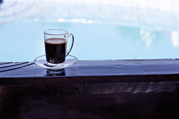 Filiżanka Espresso Basen Tle Poranną Kawę Latem Śniadanie Kawa Ośrodku — Zdjęcie stockowe