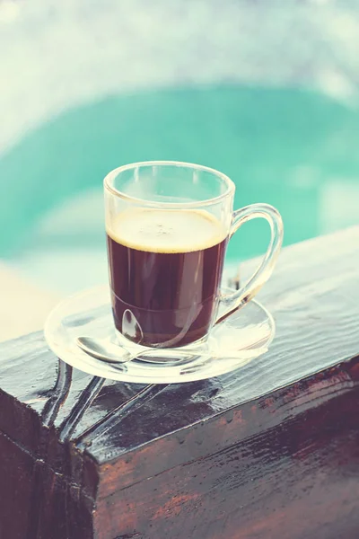 Een Kopje Espresso Een Zwembad Achtergrond Koffie Ochtend Zomer Ontbijt — Stockfoto