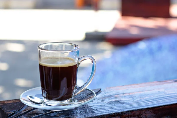 Eine Tasse Espresso Und Ein Pool Hintergrund Morgenkaffee Sommerfrühstück Kaffee — Stockfoto