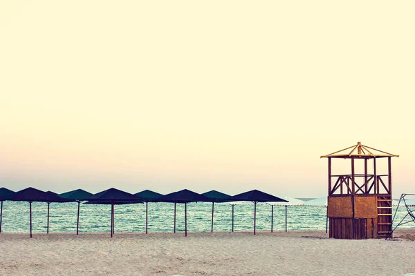 Пустой Пляж Пляжные Зонтики Красивый Закат Романтическая Атмосфера Пляжные Соломенные — стоковое фото