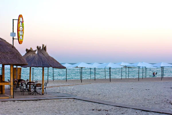 Leerer Strand Sonnenschirme Und Schöner Sonnenuntergang Romantische Atmosphäre Strohschirme Leeren — Stockfoto