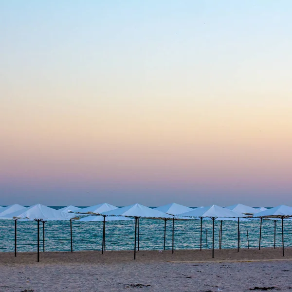 Пустой Пляж Пляжные Зонтики Красивый Закат Романтическая Атмосфера Пляжные Соломенные — стоковое фото