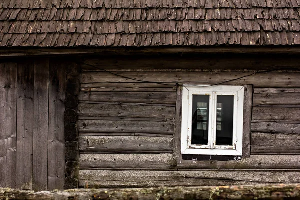 Stary Dom Drewniany Okno Drewnianym Domu Małe Okno Ścianie Stary — Zdjęcie stockowe