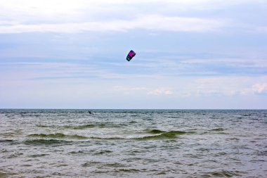 Yaz deniz uçurtma. Kitesurfing dalgalar deniz