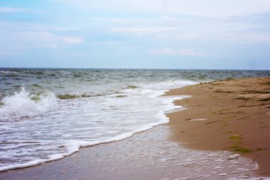 Yaz deniz manzarası. Deniz, dalgalar ve güzel gökyüzü