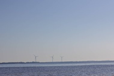 Yaz deniz manzarası. Deniz, dalgalar ve güzel gökyüzü