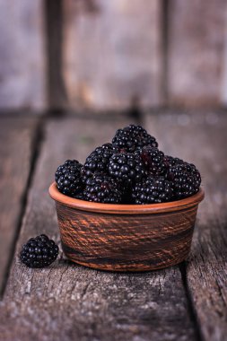 Bramble eski bir ahşap zemin üzerine bir kase