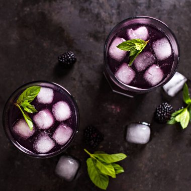 Yaz kokteyl. Böğürtlen ile iç. BlackBerry içki.