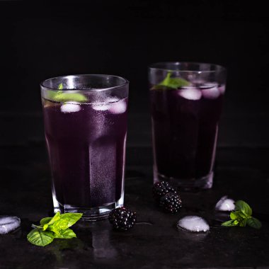 Yaz kokteyl. Böğürtlen ile iç. BlackBerry içki.