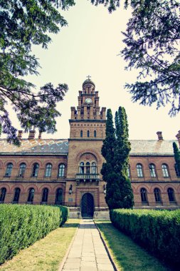 Chernivtsi Ulusal Üniversitesi, Ukrayna. Pencere bukovinian ve Dalmaçya metropolitans ikamet. Romano-Bizans tarzı dekor Rönesans mimarisinin motiflerle, Gotik ve Mağribi tarzı.