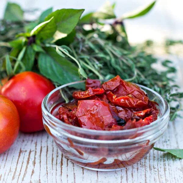 晒干的西红柿和芳香的香草 百里香 迷迭香 用香草和海盐在玻璃瓶中放入橄榄油晒干的西红柿 — 图库照片