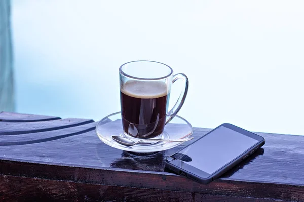 Una Taza Café Expreso Teléfono Móvil Una Piscina Fondo Café — Foto de Stock