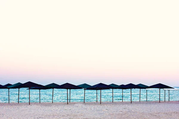 Plage Vide Parasols Beau Coucher Soleil Ambiance Romantique Parapluies Paille — Photo