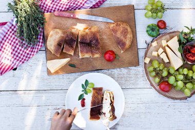 Peynir ve kurutulmuş domates ile meyveli turta. Akşam yemeği için sofrayı. Öğle Yemeği. Ev yapımı pasta, turta ve aperatifler, sebze, meyve, peynir.