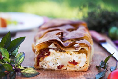 Peynir ve kurutulmuş domates ile meyveli turta. Akşam yemeği için sofrayı. Öğle Yemeği. Ev yapımı pasta, turta ve aperatifler, sebze, meyve, peynir.