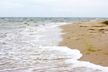 Yaz deniz manzarası. Deniz, dalgalar ve güzel gökyüzü