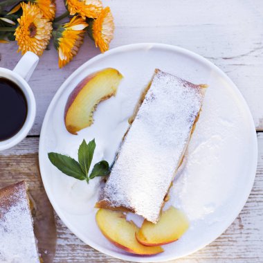 Şeftali ve elma ile Strudel