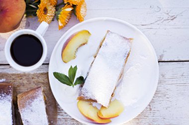 Şeftali ve elma ile Strudel