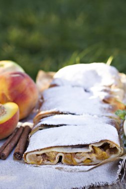 Şeftali ve elma ile Strudel