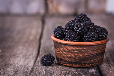 Bramble eski bir ahşap zemin üzerine bir kase