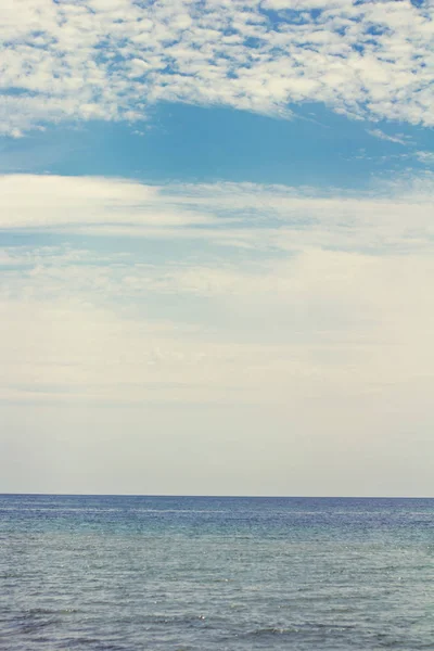 Καλοκαίρι Θαλασσογραφία Στη Θάλασσα Κύματα Και Όμορφο Ουρανό — Φωτογραφία Αρχείου