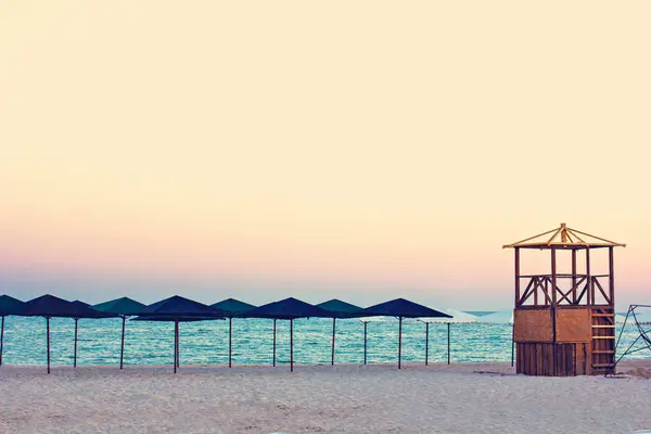 Boş Plaj Plaj Şemsiyeleri Güzel Gün Batımı Romantik Bir Atmosfer — Stok fotoğraf
