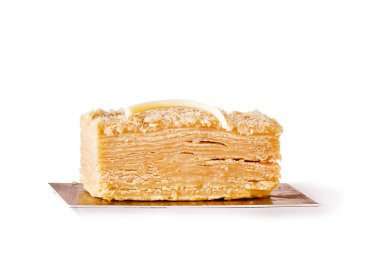 Pasta Napoleon karanlık bir arka plan üzerinde. İzole.