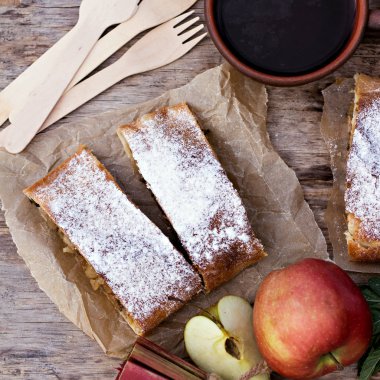 Elma ve çilek ile meyveli turta. Pasta elma veya klasik elma strudel, yaz pasta ile. Doğa odaya yaz.