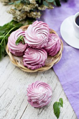 Ev yapımı hatmi mor. Siyah frenk üzümü, böğürtlenli şekerlemeler.