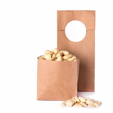 Fındık ve kuru meyve zanaat paket içinde. Fotoğraf kataloğu için. Logo, sizin metin için yer.