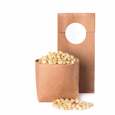 Sedir fındık paket. Fındık ve kuru meyve zanaat paket içinde. Fotoğraf kataloğu için. Logo, sizin metin için yer.