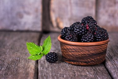 Bramble eski bir ahşap zemin üzerine bir kase