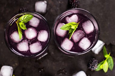 Yaz kokteyl. Böğürtlen ile iç. BlackBerry içki.