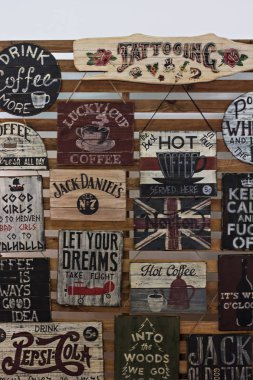 Şubat, 2018, Kiev, Ukrayna. Üzerinde kahve farklı plakalı vitrin. 