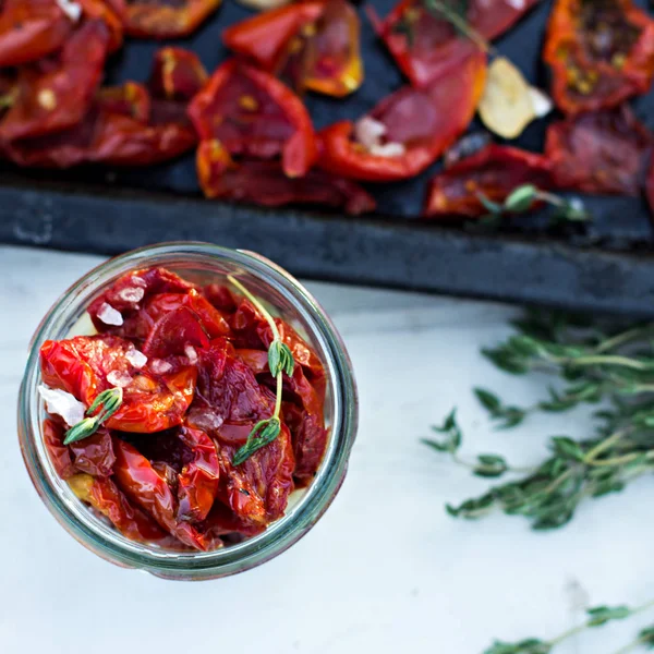 晒干的西红柿和芳香的香草 百里香 迷迭香 用香草和海盐在玻璃瓶中放入橄榄油晒干的西红柿 — 图库照片