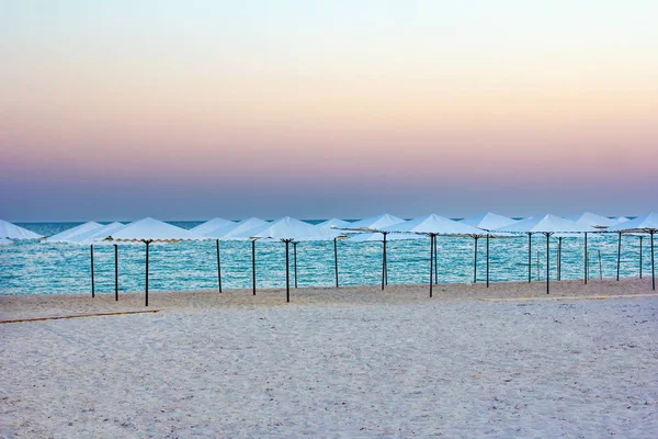 Plage Vide Parasols Beau Coucher Soleil Ambiance Romantique Parapluies Paille — Photo