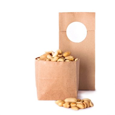 Fındık ve kuru meyve zanaat paket içinde. Fotoğraf kataloğu için. Logo, sizin metin için yer.