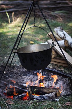 Bir tencereye bir ateşte etin. Zam, yaz tatili, açık rekreasyon, Açık food. Bir kamp ateşi üzerinde yemek. kamp ateşi üzerinde turist su ısıtıcısı.