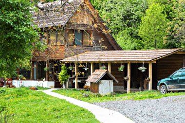 Ağaçları ile çevrili bir çiftlik evi.