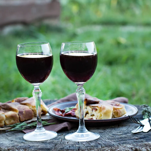 Rött Vin Och Lättare Snacks Vin Ost Paj Sommar Romantisk — Stockfoto