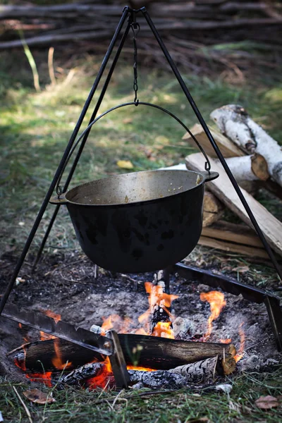 Bir tencereye bir ateşte etin. Zam, yaz tatili, açık rekreasyon, Açık food. Bir kamp ateşi üzerinde yemek. kamp ateşi üzerinde turist su ısıtıcısı.