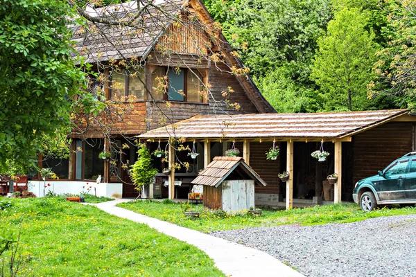 Ağaçları ile çevrili bir çiftlik evi.